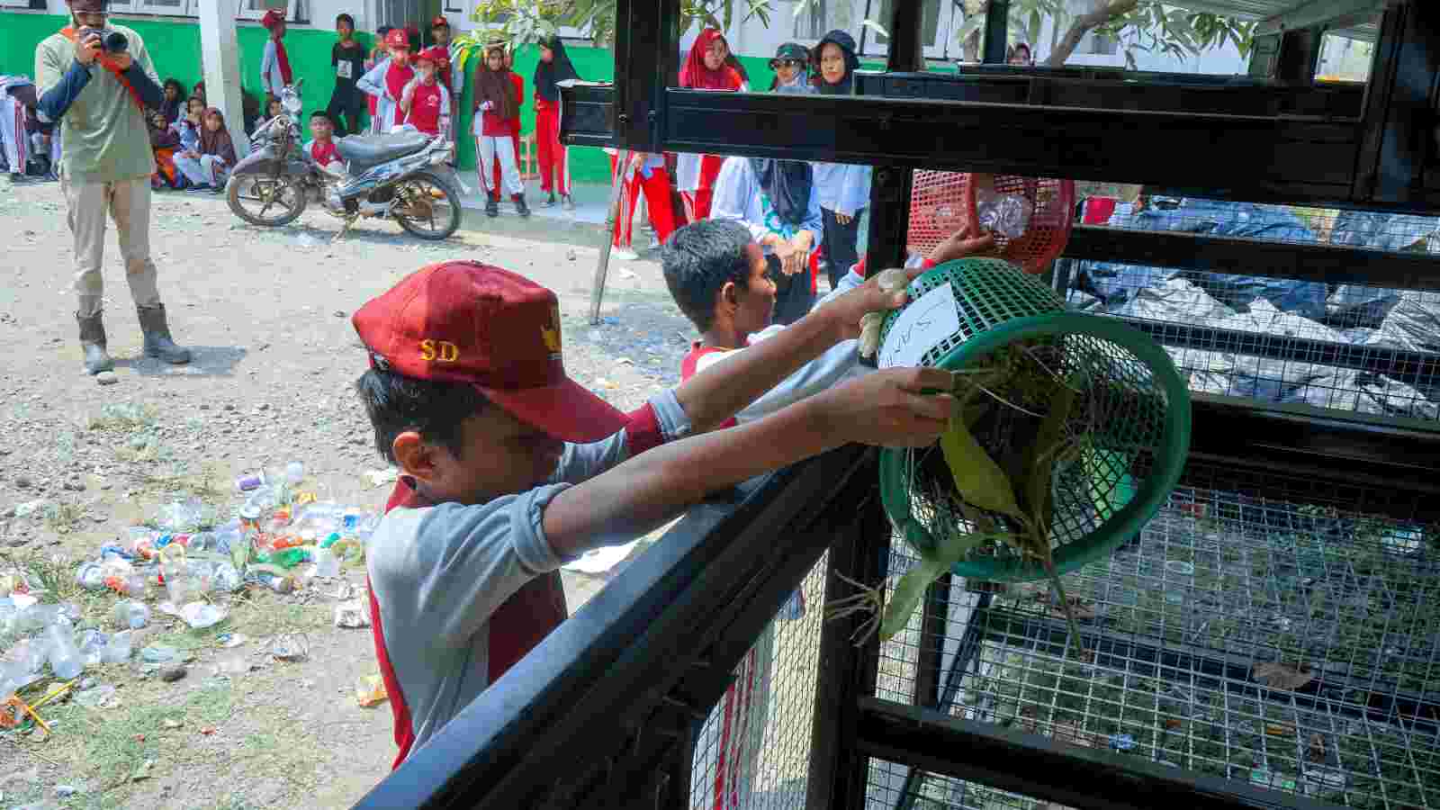 Keterangan Poto Siswa SDN Labota sedang memilah sampah