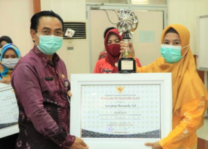 Serahkan Tropy Dan Piagam Penghargaan TOP 10 Inovasi Perangkat Daerah Terbaik Tahun 2020, Plt Sekda Ajak Perangkat Daerah Untuk Terus Berinovasi