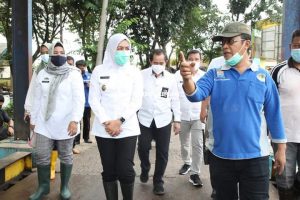 Fitrianti Agustinda Pantau Langsung  Kondisi TPA Sukawinatan