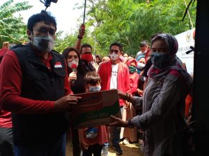 Rieke Diah Pitaloka Bantu Korban Banjir di Kabupaten Bekasi