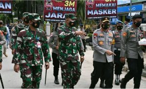 Peduli Tentang Kesehatan di Masyarakat, TNI – POLRI Bagikan 5.200 Masker