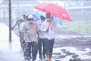 Hujan Deras Tidak Menghalangi Ratu Dewa Memeriksa Kondisi Jembatan Di Kelurahan Ogan Baru