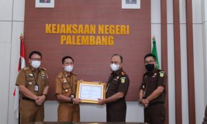 Bantu Selamatkan Keuangan Negara, Pemkot Serahkan Dua Penghargaan Kepada Kejari Palembang