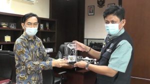 Kadiskominfo OKU Timur Serahkan Penghargaan LPPL Kepada Bupati OKU Timur