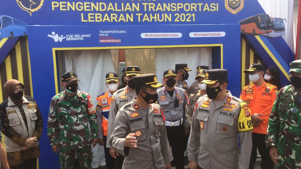Kapolda Jabar Tinjau Pos Penyekatan Jalur Mudik Wilayah Kabupaten Karawang