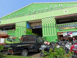 Camat Cibarusah mengapresiasi Unit Pelaksana Teknis Daerah Pasar Cibarusah dalam pengendalian protokol kesehatan