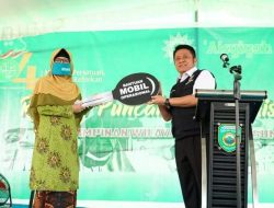 Herman Deru Bantu Satu Unit  Kendaraan Operasional pada HUT Aisyiyah ke-104