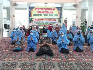 Bupati OKU Timur Buka Bersama dan Menyantuni Anak Yatim, Piatu dan Yatim Piatu di Masjid At-Taqwa