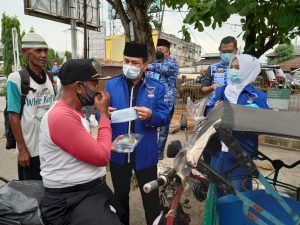 DPC Partai Demokrat Bagikan 400 Paket Takjil dan 400 Masker di Simpang Empat Fly Over Jakabaring