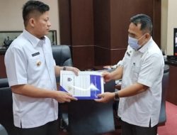 Bupati OKU Timur dan Bunda Paud Memberikan Bantuan untuk Korban Penyiraman Air Keras