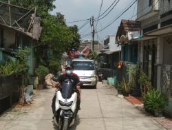 Ketua Satgas FKWT Bersama Ketua Rw Perum Trias Laksanakan Penyemprotan Disenfektan