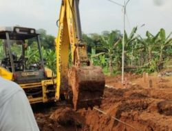 Tingginya permintaan pemakaman untuk jenazah pasien Covid-19, maka kebutuhan penggalian lubang makam harus cepat dan banyak Gunakan Alat Berat