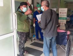 Ketua Satgas FKWT Bersama Tim Relawan Kesehatan Sigap Dalam Penanganan Pasien