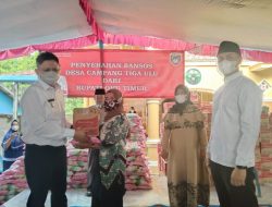 Bupati OKU Timur dan Dirut PT CTSMI Salurkan Bansos Warga Campang 3 Ulu