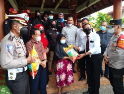 Kapolda Sumsel Menyerahkan Bansos Ke Warga Terdampak Melalui GANN Sumsel