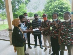 Pengurus LMP Oku Timur Beri Bantuan Kepada Warga Desa Banu Ayu
