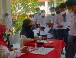 987 SMAN 1 Karang Bahagia menjalani vaksinasi Covid-19 dengan vaksin jenis Pfizer 