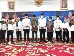 Wagub Mawardi Serahkan 90 Sertifikat Tanah Wakaf secara Simbolis