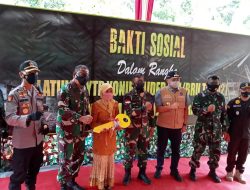 Latihan Batalyon Tim Pertempuran YONIF Raider 641/Beruang, Salurkan Bansos Pada Warga Desa Peracak