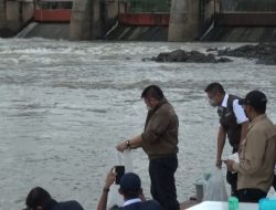 Gubernur Sumsel dan Bupati OKU Timur Lepas Benih Ikan di Sungai Komering