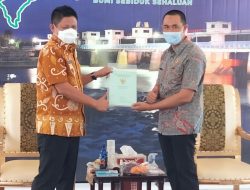 Bupati Oku Timur H.Lanosin ST Menerima Sertifikat