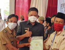 Bupati dan BPN Oku Timur Menyarahkan 220 Bidang Sertifikat