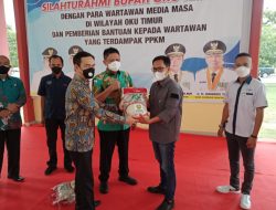Bupati Oku Timur Salurkan Bangub Kepada Wartawan Terdampak PPKM