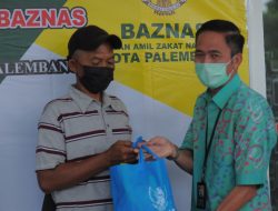 Pemkot Palembang Bersama BAZNAS Salurkan Bantuan Bagi Penggali Kubur