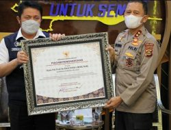 Pisah Pamit Kapolda Sumsel, HD Beri Dua Penghargaan