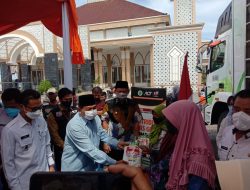 Dimasjid Agung Sabilul Mutaqqin Oku Timur Bagi-Bagi 1 Ton Beras Secara Gratis