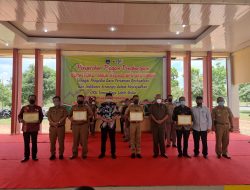 Bupati Oku Timur. di Dampingi Kadin Pertanian Memberikan 16 Penghargaan