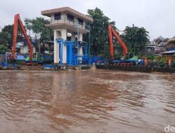 BPBD DKI Jakarta akan merilis bahwa beberapa pintu air telah menunjukkan kenaikan muka air dan status siaganya.