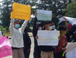 DEMO WARGA DESA SUKADANAU, TUNTUT DI BERHENTIKANYA KADES