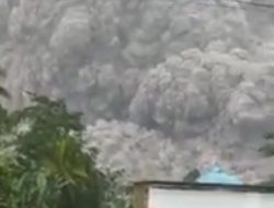 Gunung Semeru Meletus Keluarkan Lahar Warga Sekitar Gunung Semeru Waspada