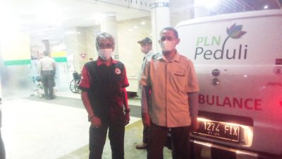 Relawan Ambulan Sinergi Bersama TIm Posko JKN  KIS Mengevakuasi Pasien