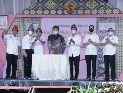 Emak-emak Adakan Rapat Akbar