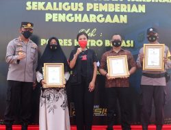 Kapolres Metro Bekasi Berikan Penghargaan Kepada Tenaga Kesehatan yang berjasa dalam menekan angka penyebaran Covid-19 Di Wilayah Kabupaten Bekasi