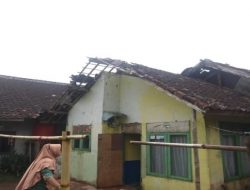 Belasan rumah yang berada di Kampung Tegaltegah, Kabupaten Sukabumi, Jawa Barat rusak akibat disapu bencana angin puting beliung
