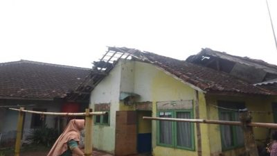 Belasan rumah yang berada di Kampung Tegaltegah, Kabupaten Sukabumi, Jawa Barat rusak akibat disapu bencana angin puting beliung