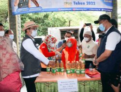 Pemkot Bekasi menggelar operasi pasar minyak goreng murah di aula Kecamatan Bekasi Selatan dan Kecamatan Bekasi Timur