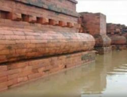 Akibat intensitas hujan yang cukup tinggi, Situs Percandian Batujaya Karawang Jawa Barat terendam banjir