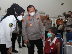Kapolda Sumsel Didampingi Wakapolda Tinjau Pelaksanaan Vaksinasi Serentak di Kantor Kecamatan IT II