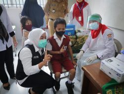 Pantau vaksinasi anak SD, Fitri hibur anak anak biar tidak takut disuntik