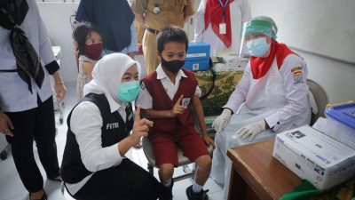 Pantau vaksinasi anak SD, Fitri hibur anak anak biar tidak takut disuntik