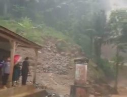 “Dalam hitungan detik, jembatan pun amblas tergerus air,”