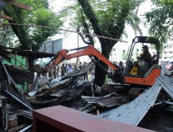 Demi Keindahan Kota Bangunan Liar Dijalur Wisata Sekanak Lambidaro Dibongkar Petugas
