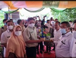 Serahkan Bantuan Gubernur, Enos Harapkan Program SMP Bisa Sukses