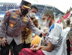 Kapolri Tinjau Pelaksanaan Akselerasi Vaksinasi di GOR OKI