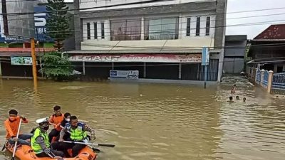 Dampak Drainase Tersumbat, Banjir Sedalam Dua Meter di Depan Citi Mall