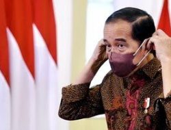 Presiden Joko Widodo menunda kunjungan kerja ke luar kota untuk sementara buntut lonjakan kasus virus corona